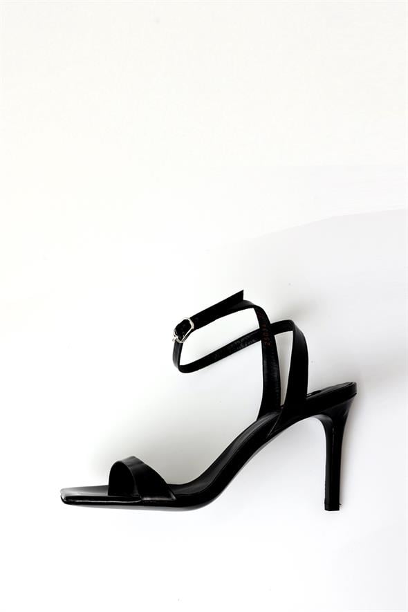 Siyah Tek Bant Topuklu Sandalet 25034