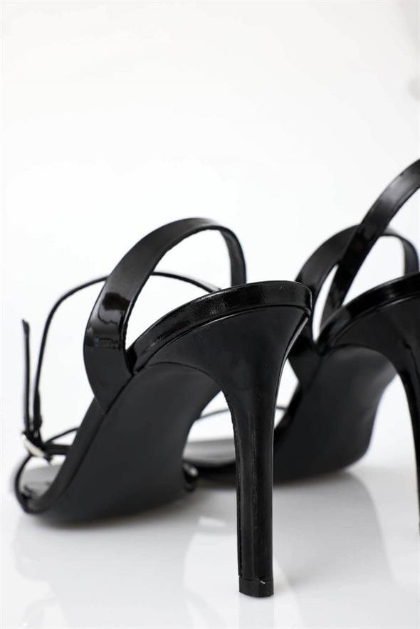 Siyah Tek Bant Topuklu Sandalet 25034