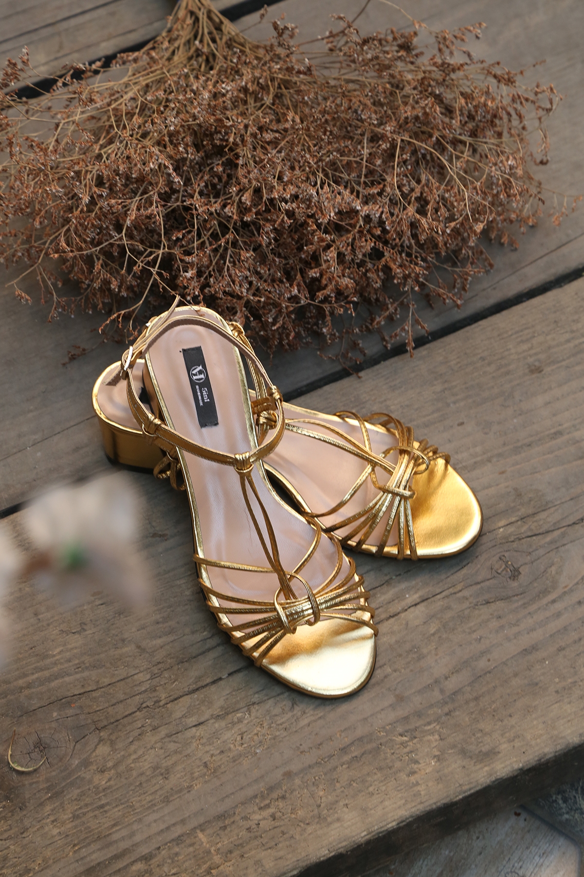 Gold Kısa Topuklu Sandalet