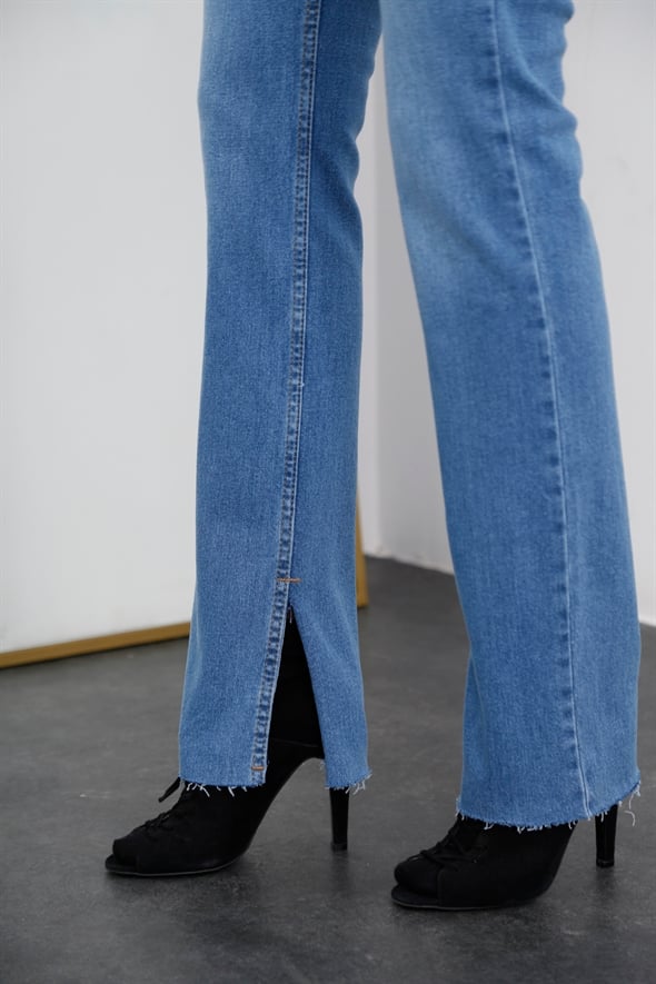 Mavi Paçası Yırtmaçlı Slim Fit Jean 