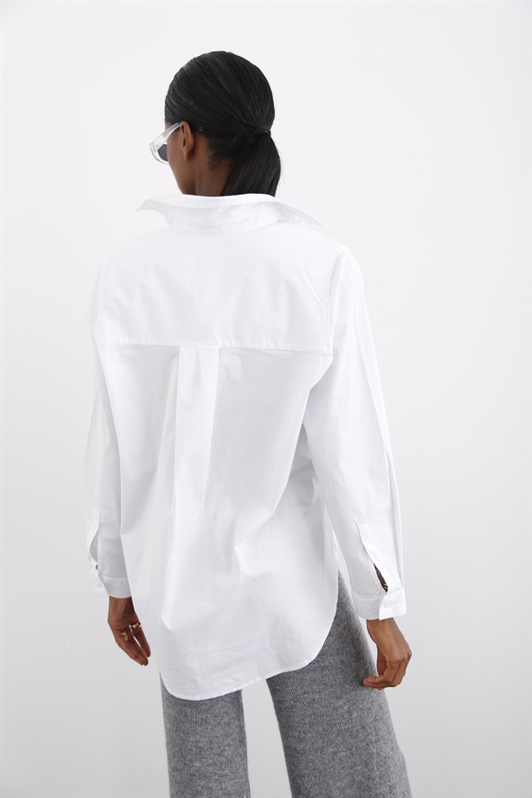 Beyaz Oversize Yırtmaçlı Gömlek 3395