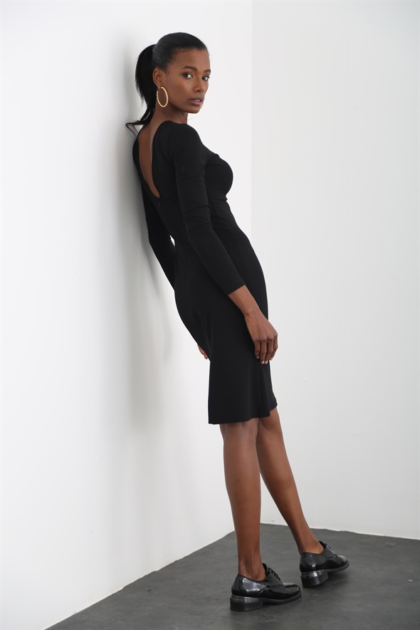 Siyah Sırtı V Midi Krep Elbise 