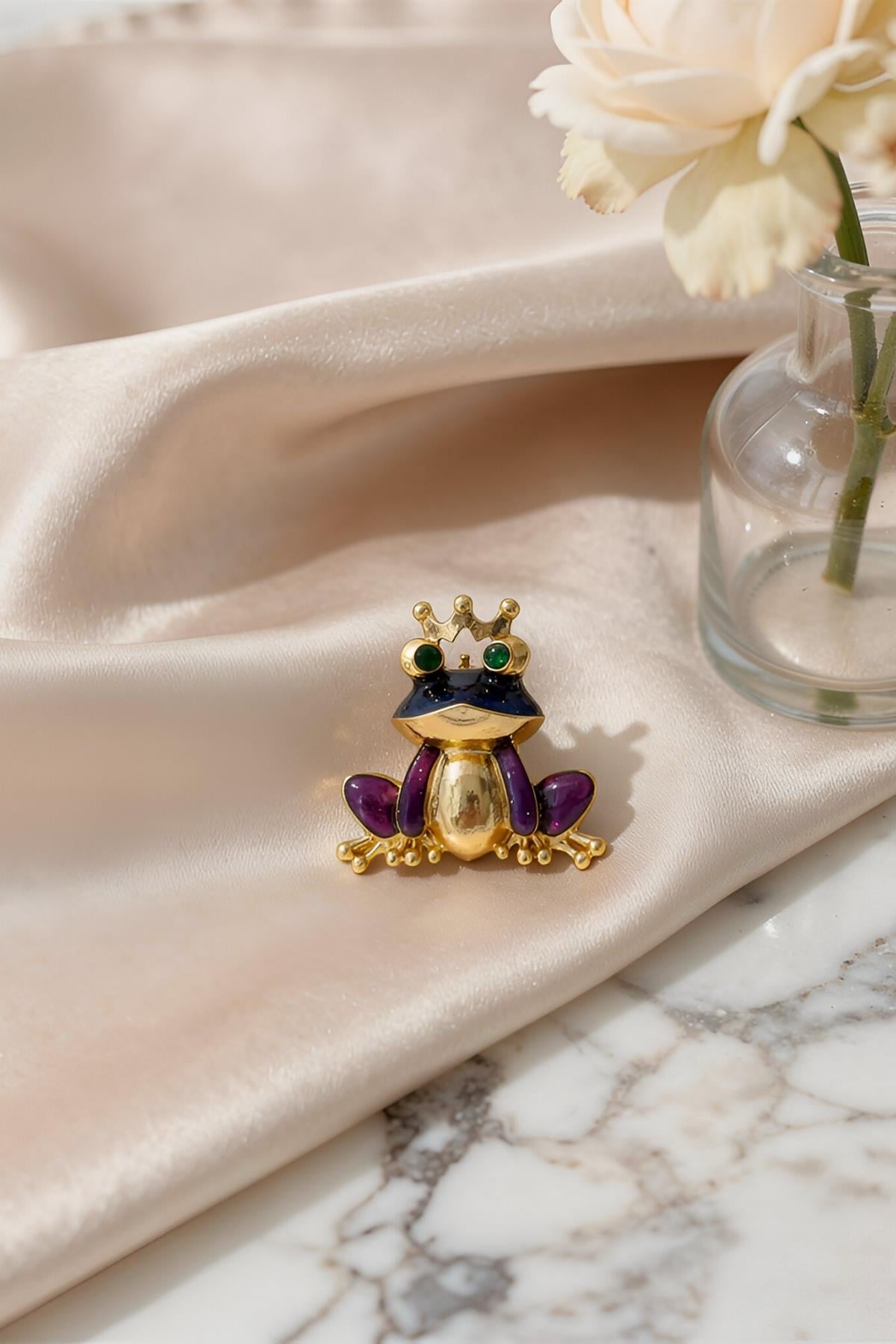 Taçlı Kral Kurbağa Figürlü Broş