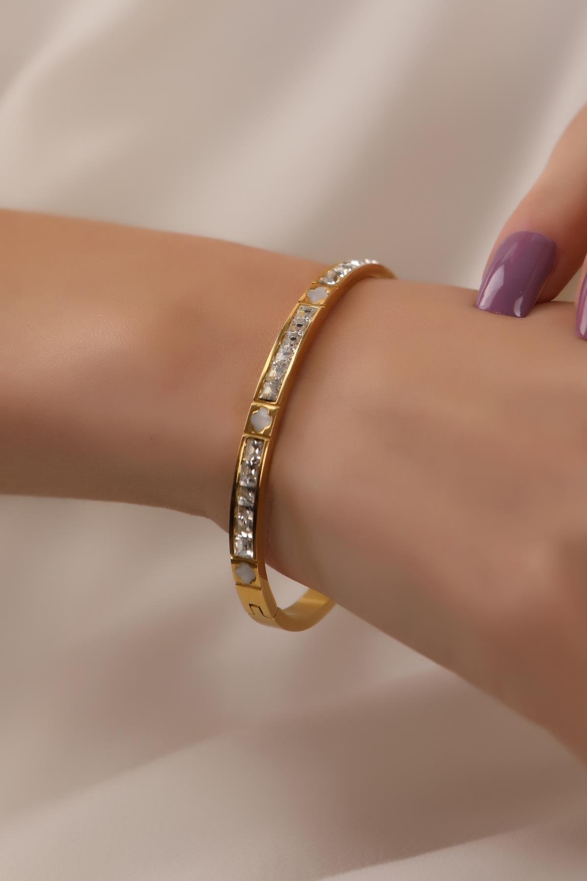 Altın Kaplama Zirkon Taşlı Yonca Detaylı Kelepçe Bilezik