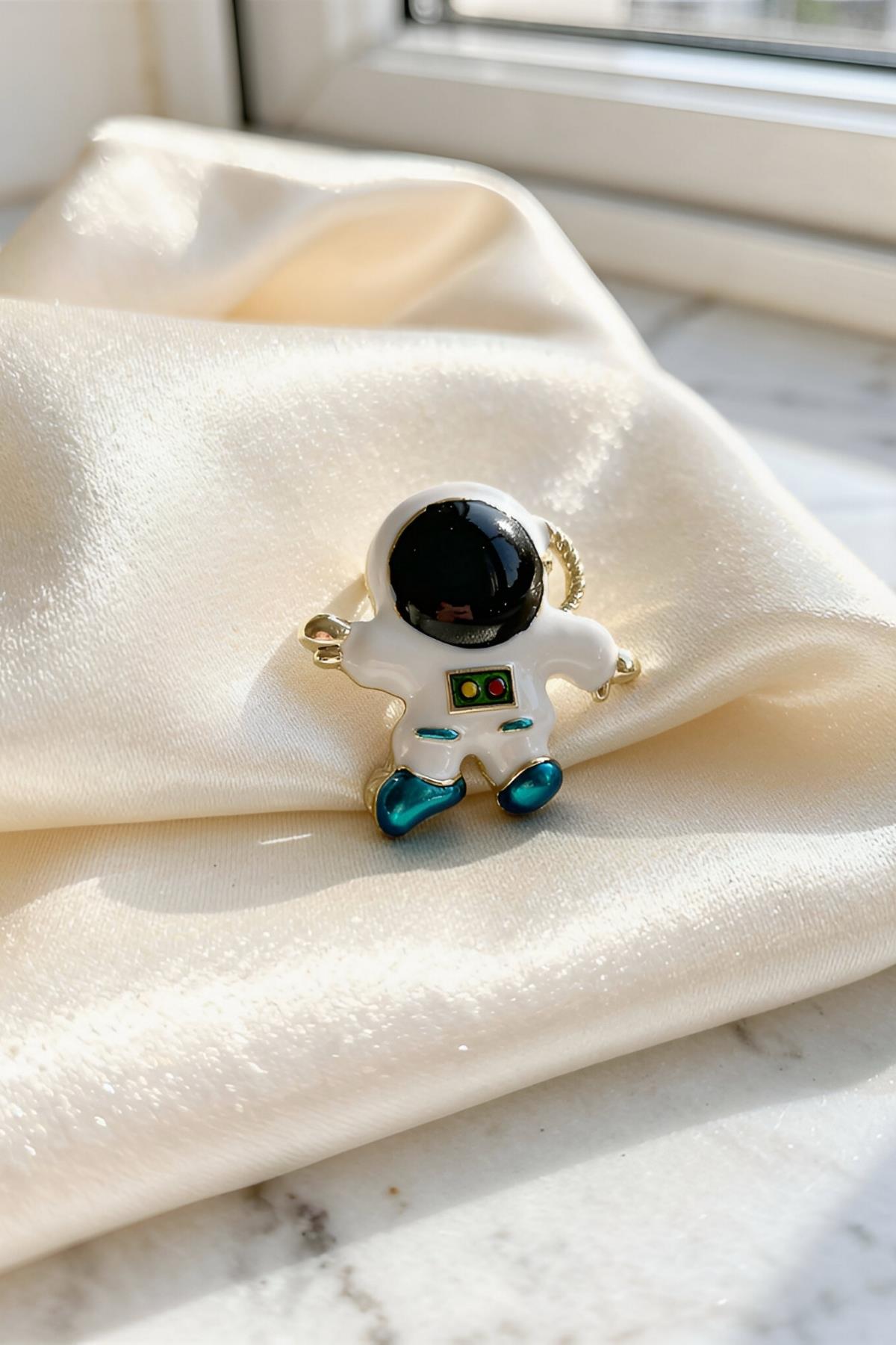 Astronot Figürlü Broş