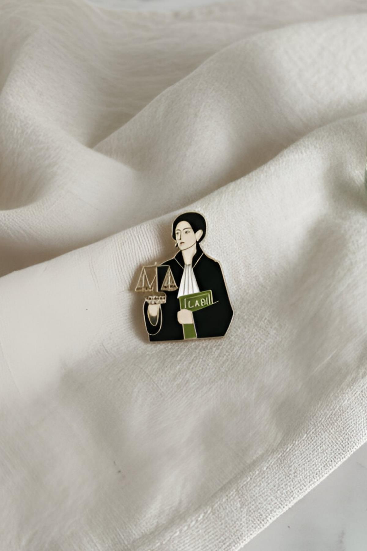 Avukat Figürlü Broş