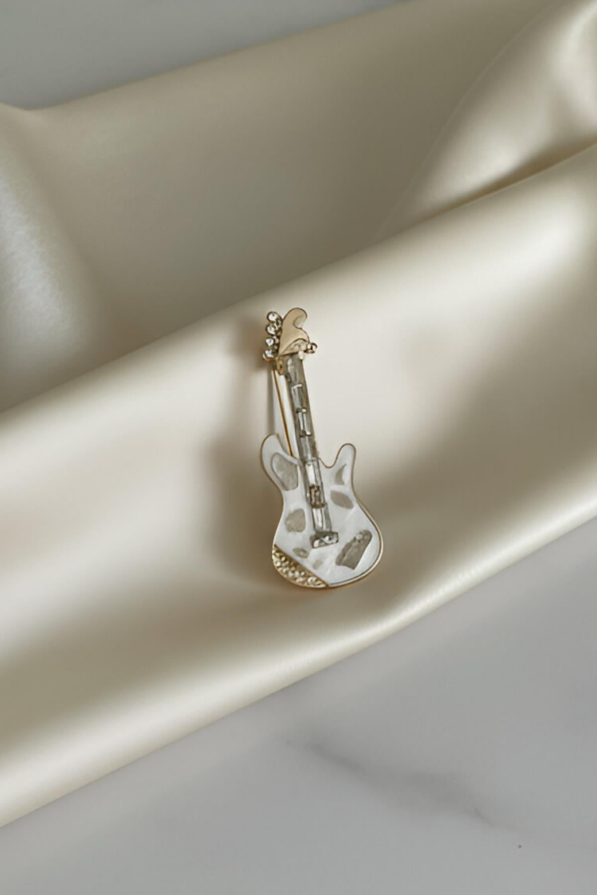 Beyaz Mineli Gitar Figürlü Broş