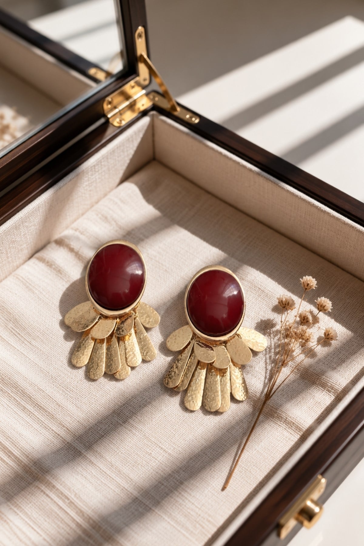 Bordo Taşlı Gold Püsküllü Sallantılı Küpe
