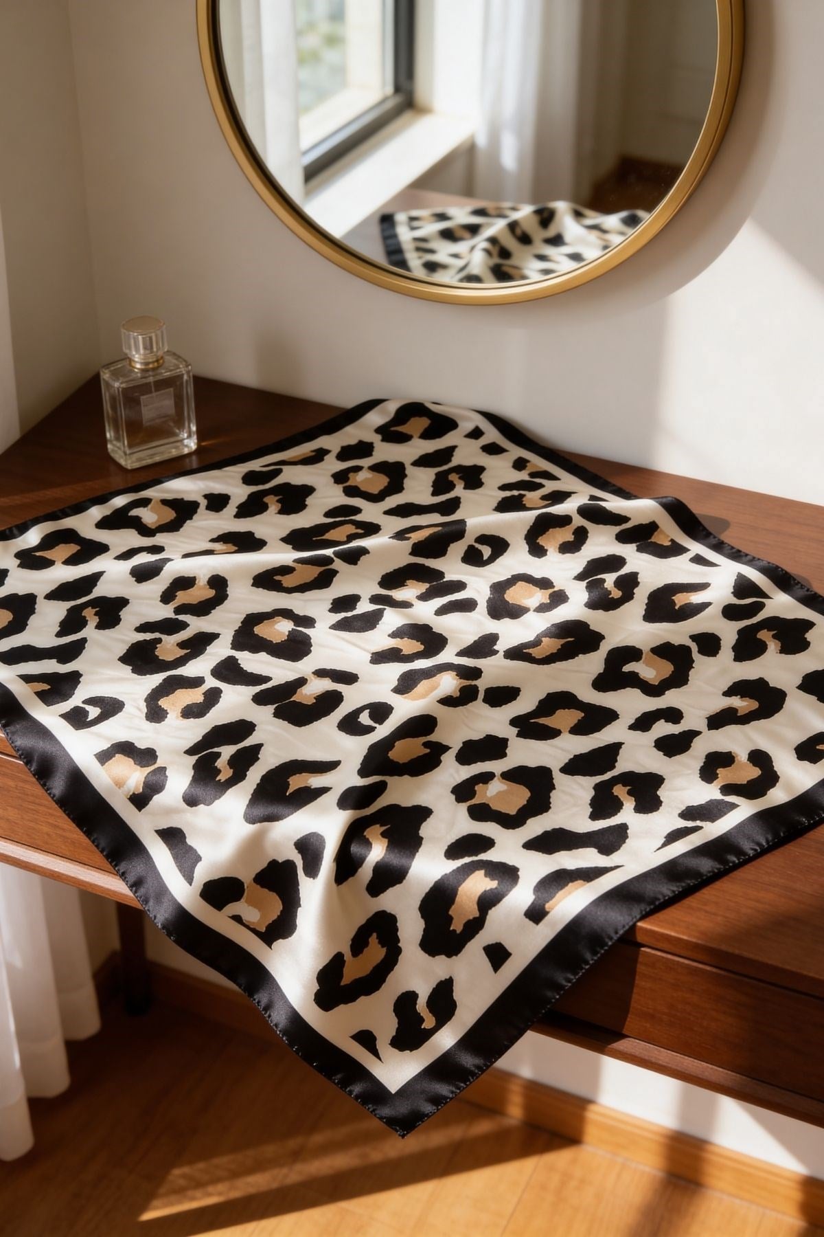 Mossomia İkonik Safari Leopar Desenli Siyah Ekru Fular 70x70 cm