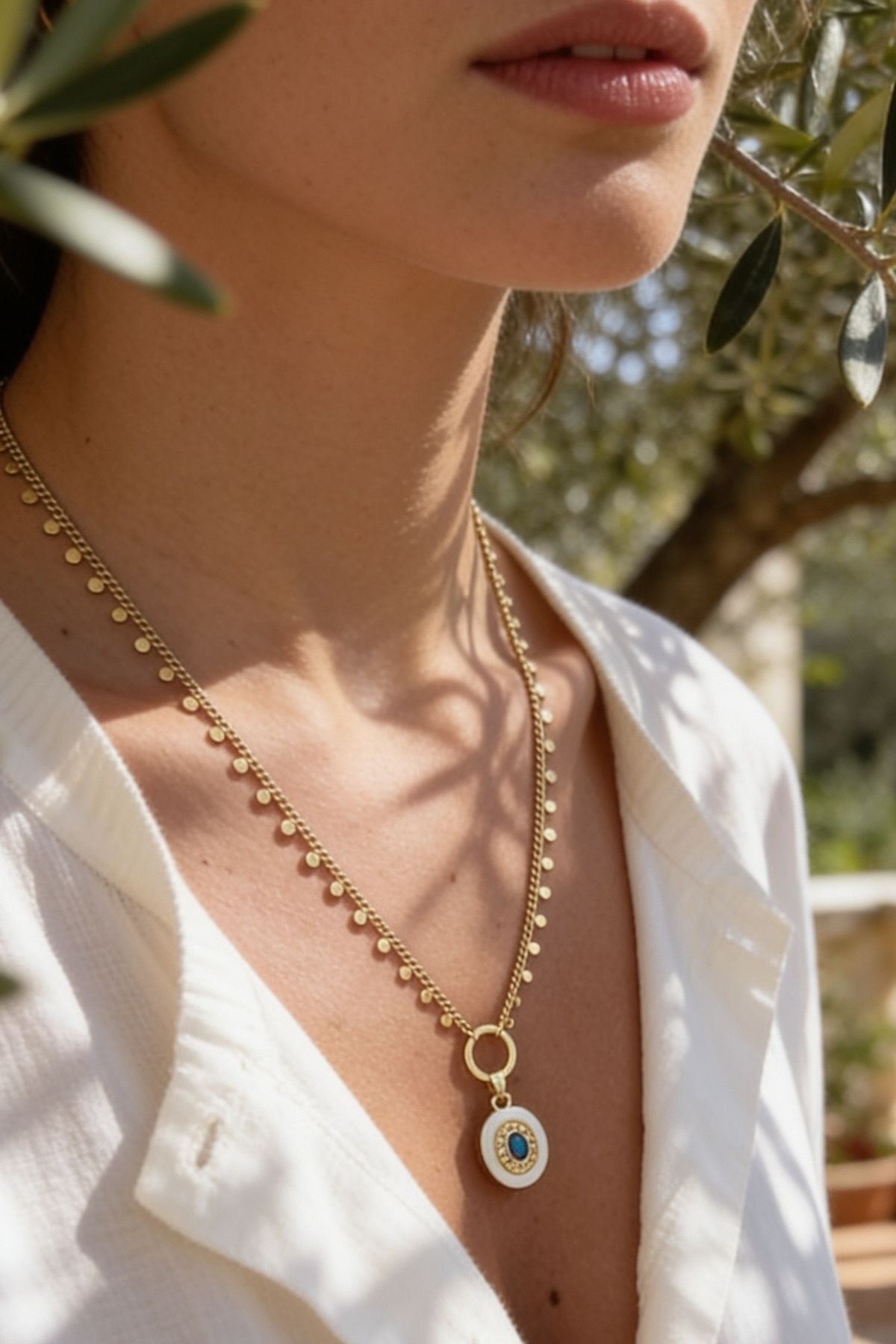 Pul Detaylı Nazar Charm Gold Renk Kolye