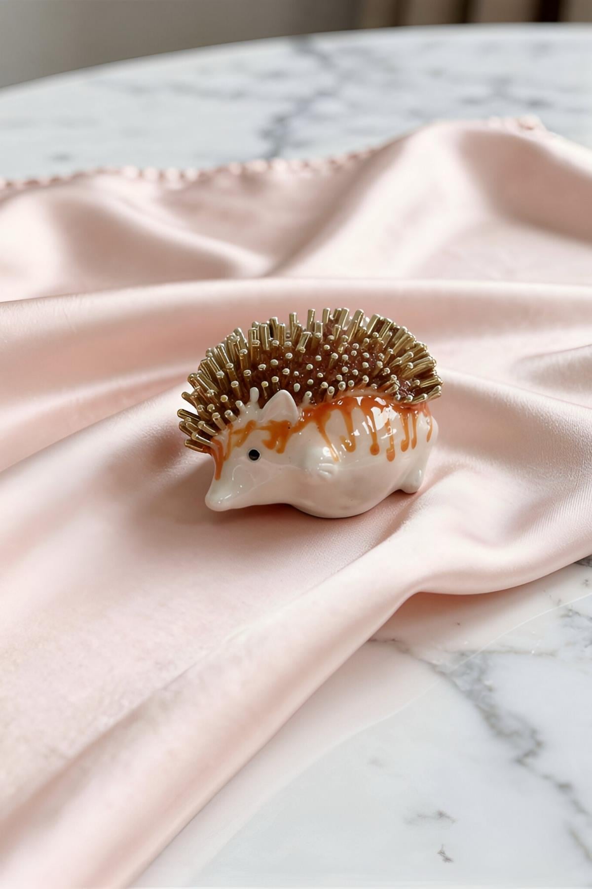 Sarı Kirpi Figürlü Broş