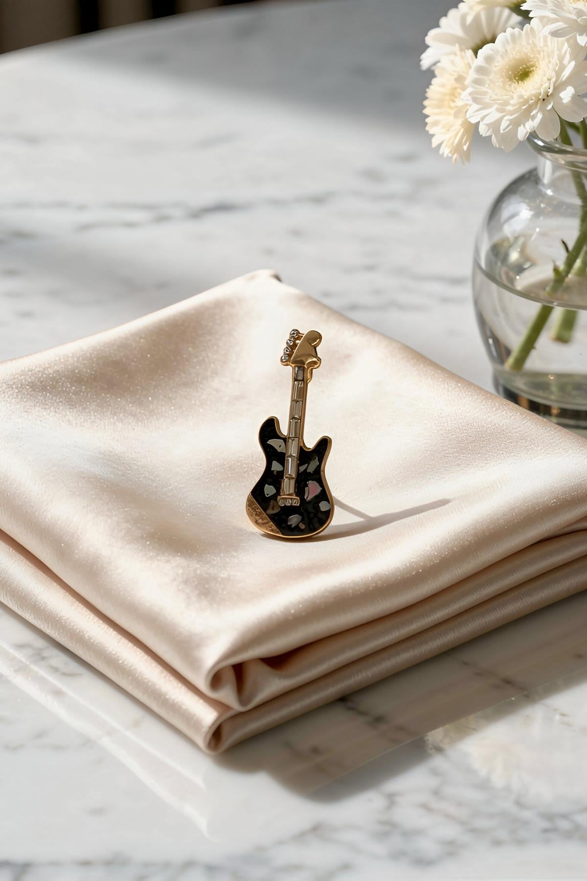 Siyah Mineli Gitar Figürlü Broş