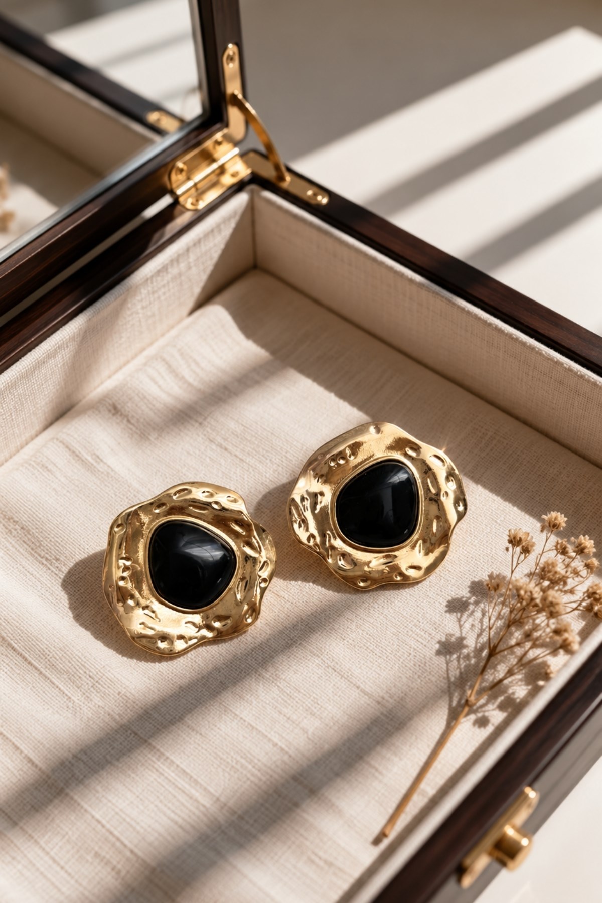 Siyah Plaka Dokulu Gold Vintage Küpe