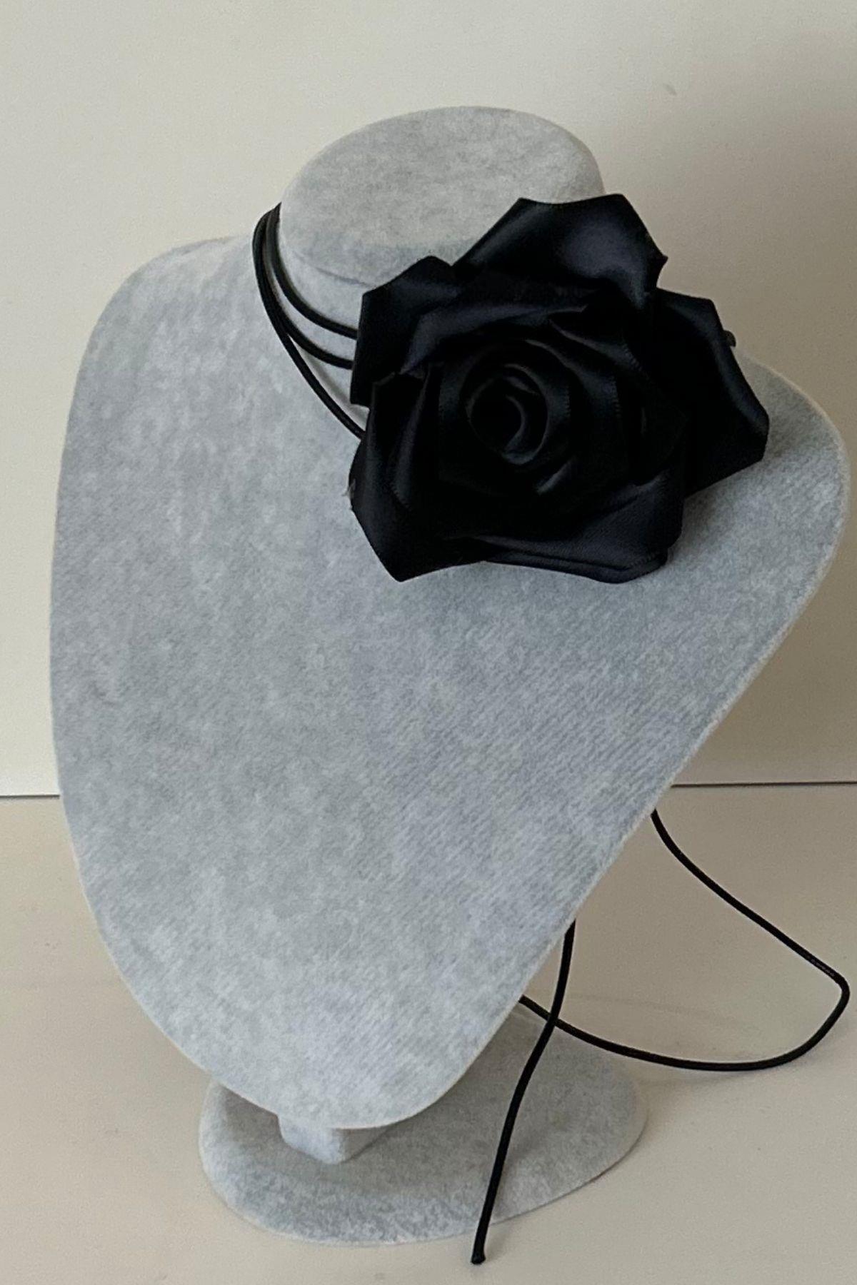 Suni Deri İp Siyah Gül Kolye