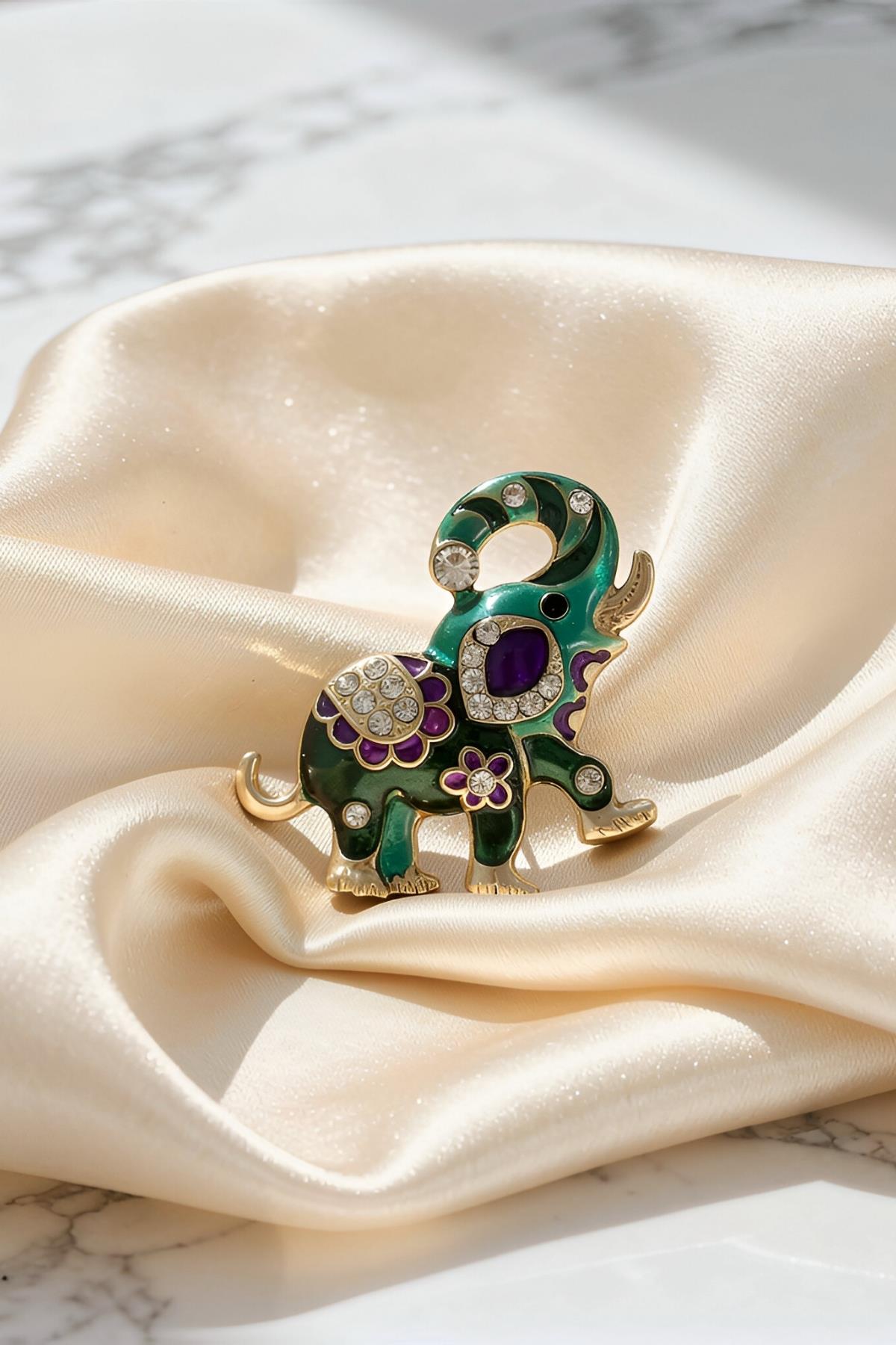 Yeşil Mineli Fil Figürlü Broş