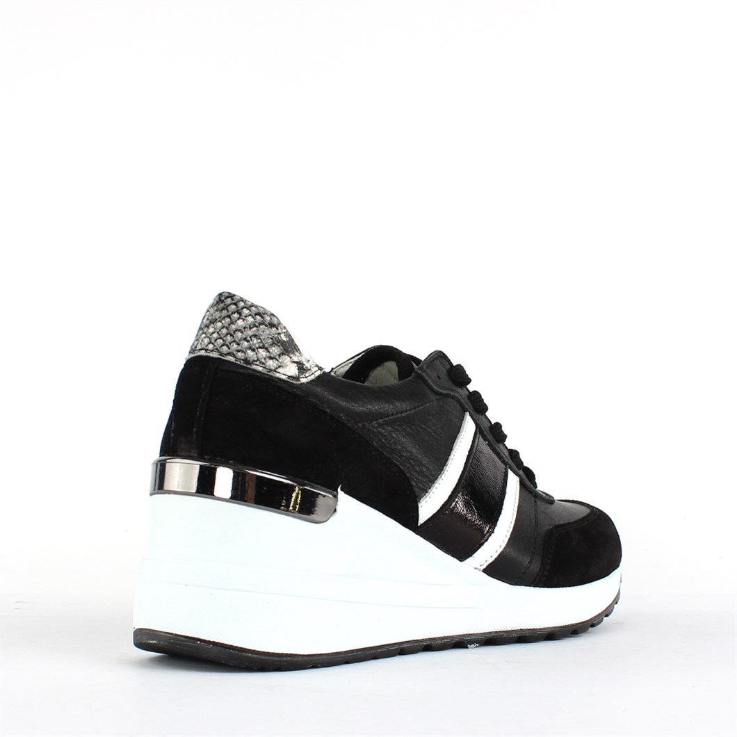 Kadın Siyah Bağcıklı Kalın Tabanlı Deri Sneaker