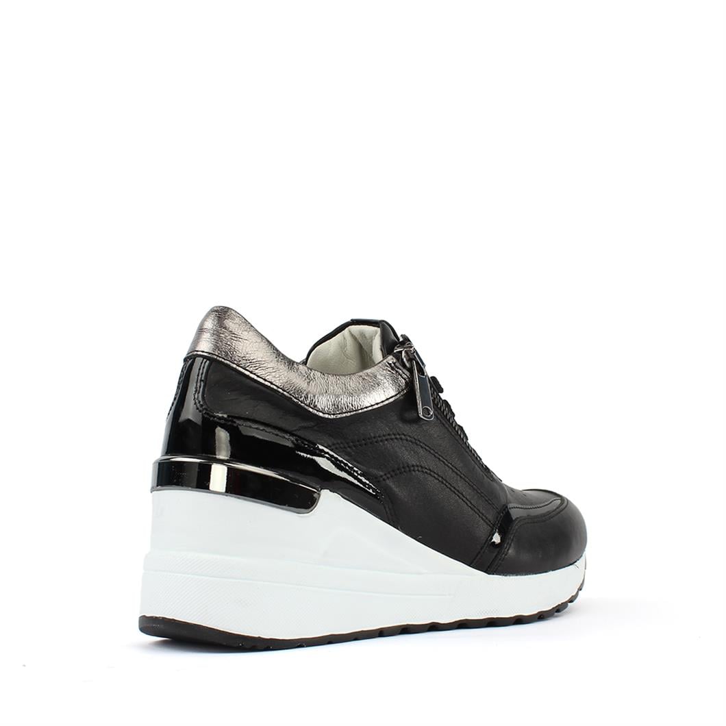Kadın Siyah Bağcıklı Parlak Deri Sneaker