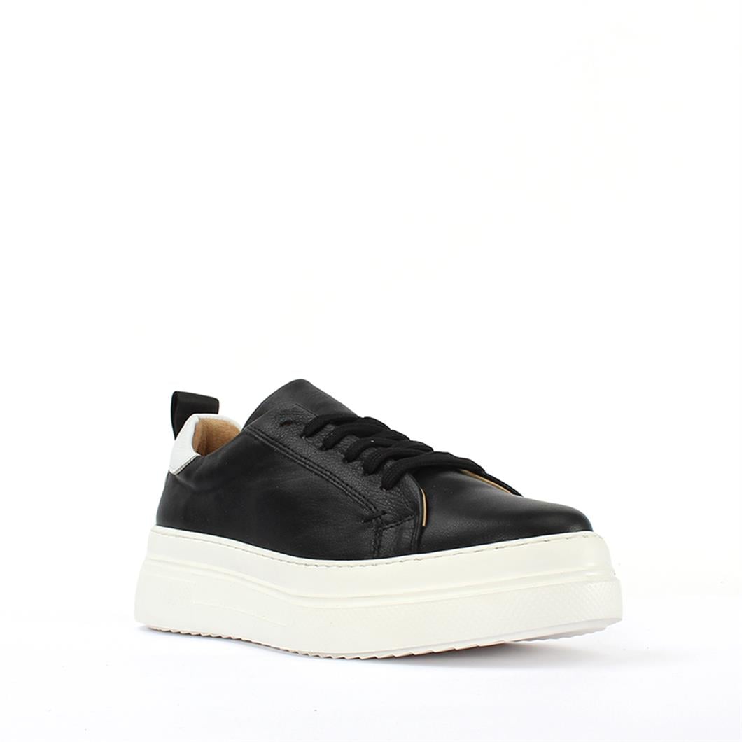Kadın Siyah Bağcıklı Kalın Tabanlı Deri Sneaker
