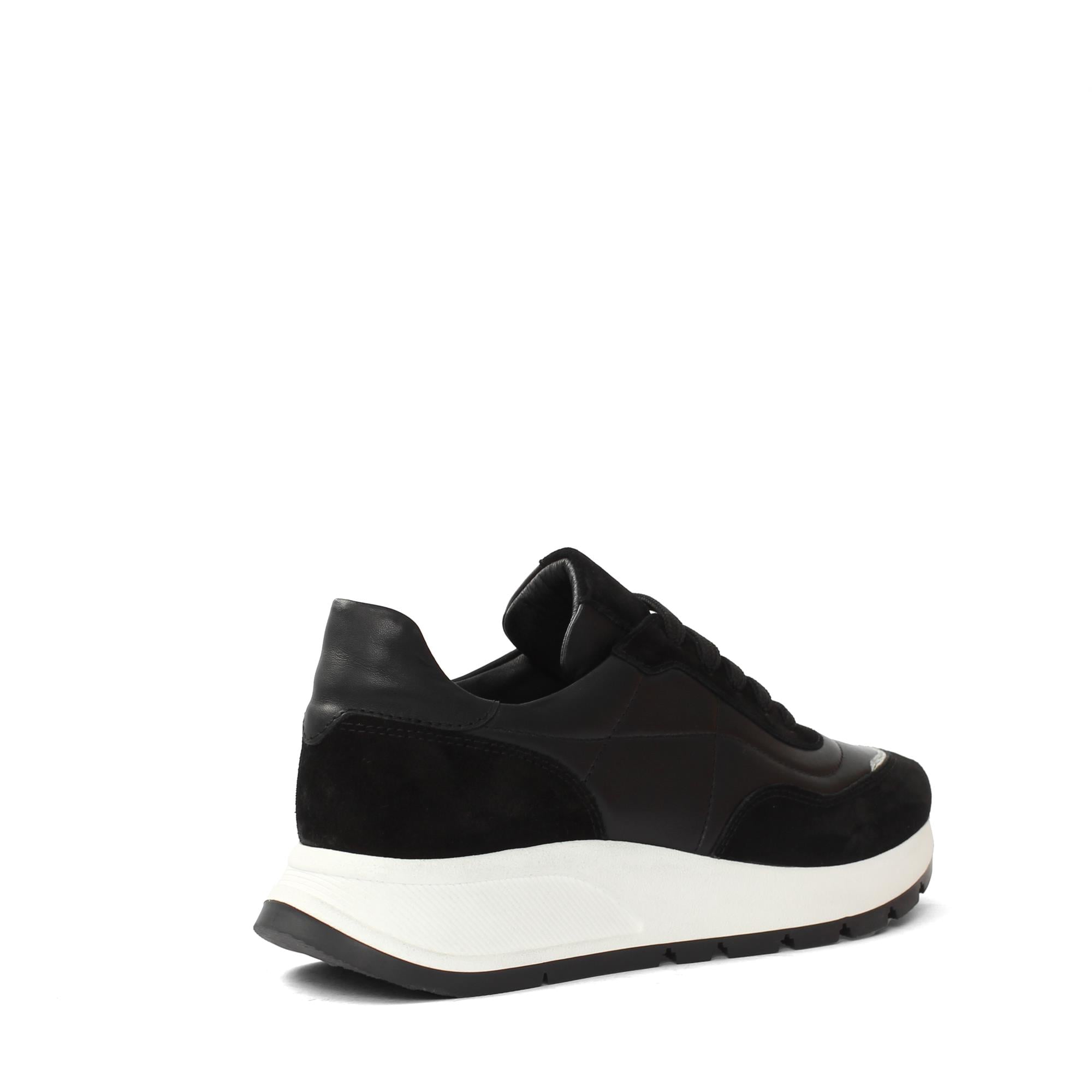 Kadın Siyah Bağcıklı Kalın Tabanlı Deri Sneaker
