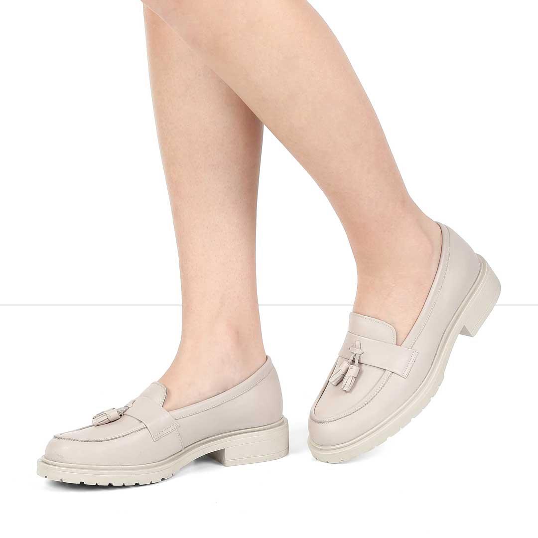 Kadın Bej Püsküllü Deri Loafer