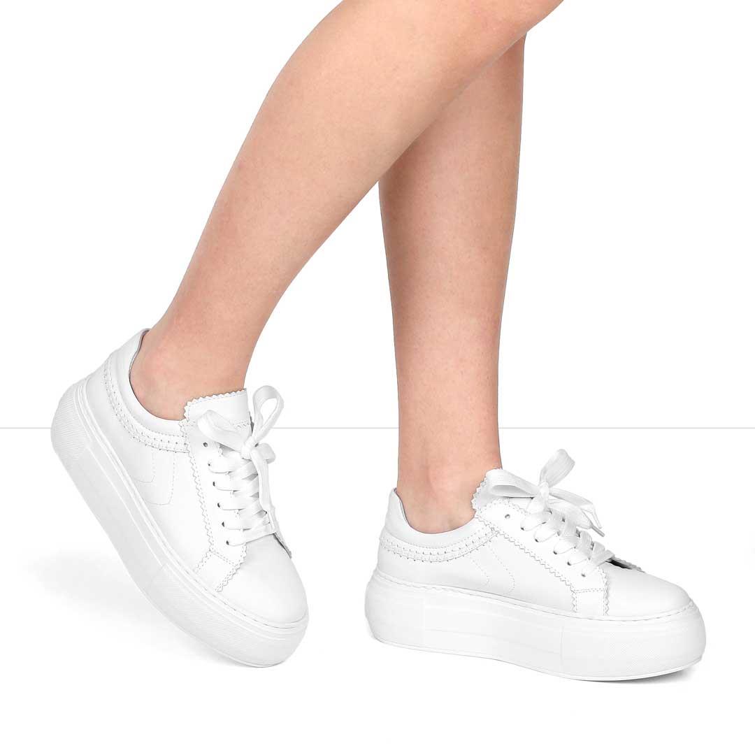 Kadın Beyaz Bağcıklı Kalın Tabanlı Deri Sneaker