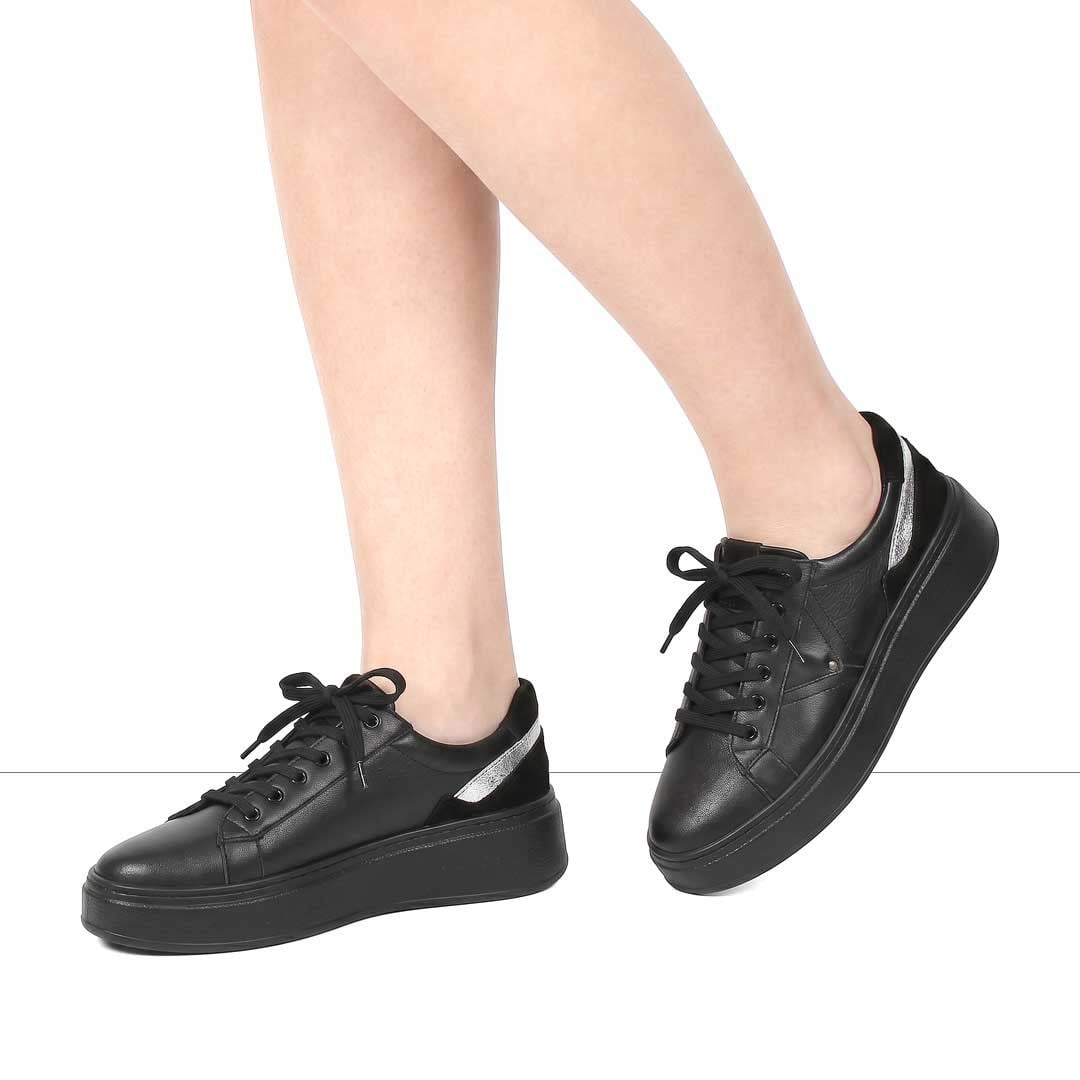 Kadın Siyah Bağcıklı Kalın Tabanlı Deri Sneaker