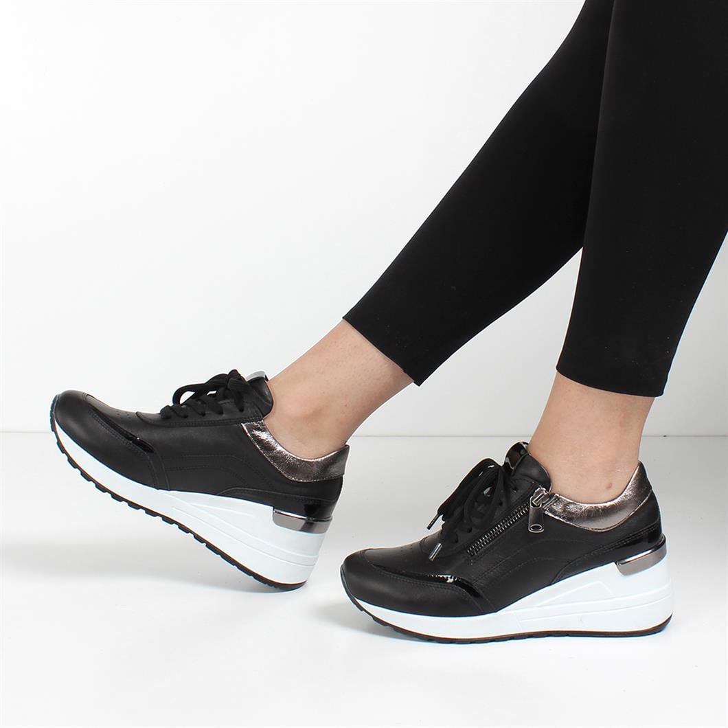 Kadın Siyah Bağcıklı Parlak Deri Sneaker