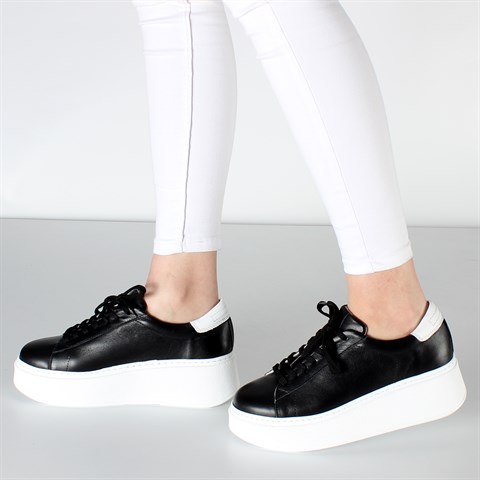Kadın Siyah Bağcıklı Kalın Tabanlı Deri Sneaker
