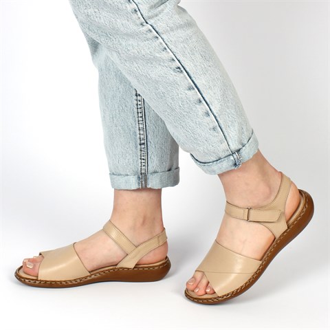 Kadın Bej Bilekten Cırt Cırtlı Deri Sandalet