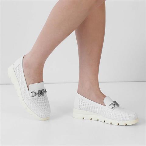 Kadın Beyaz Tokalı Dolgu Topuklu Deri Ayakkabı