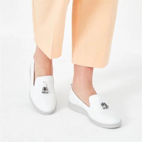 Kadın Beyaz Taşlı Püsküllü Deri Ayakkabı