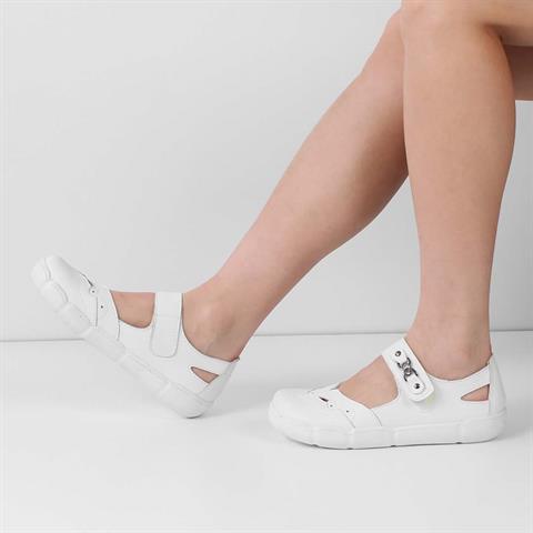 Kadın Beyaz Tokalı Önü Kapalı Deri Sandalet