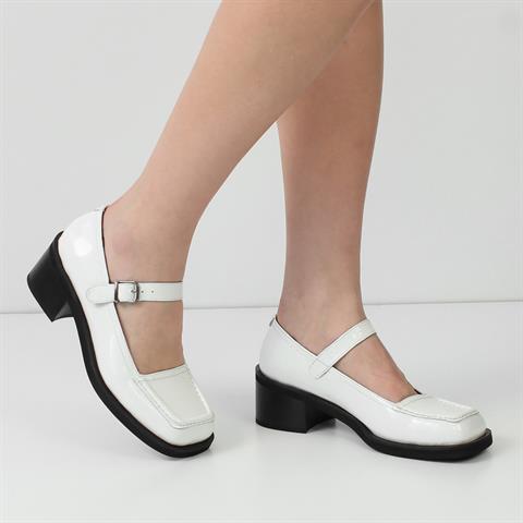 Kadın Beyaz Küt Burunlu Rugan Deri Klasik Ayakkabı
