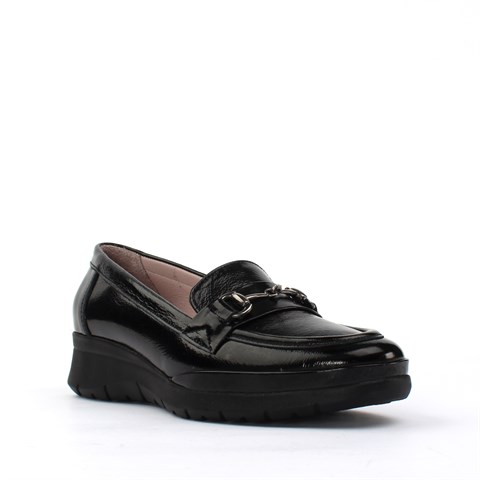 Kadın Siyah Tokalı Dolgu Topuklu Rugan Deri Ayakkabı