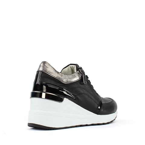 Kadın Siyah Bağcıklı Parlak Deri Sneaker