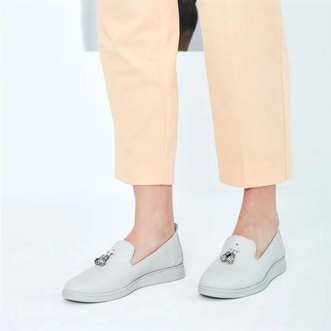 Kadın Gri Taşlı Püsküllü Deri Ayakkabı