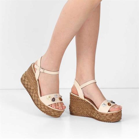 Kadın Bej Tokalı Dolgu Topuklu Deri Sandalet