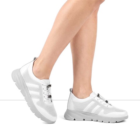 Kadın Beyaz Bağcıklı Kalın Tabanlı Deri Sneaker