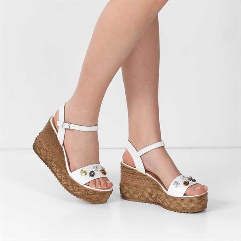 Kadın Beyaz Tokalı Dolgu Topuklu Deri Sandalet