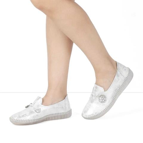 Kadın Gümüş Çiçek Detaylı Deri Ayakkabı