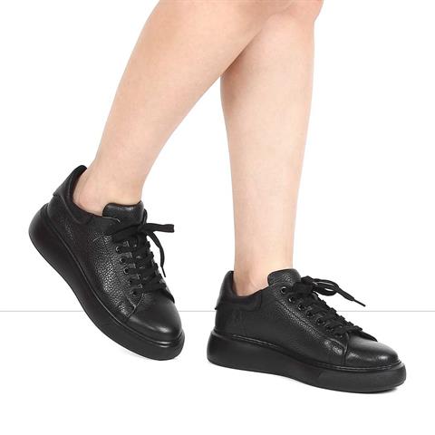Kadın Siyah Bağcıklı Kalın Tabanlı Deri Sneaker
