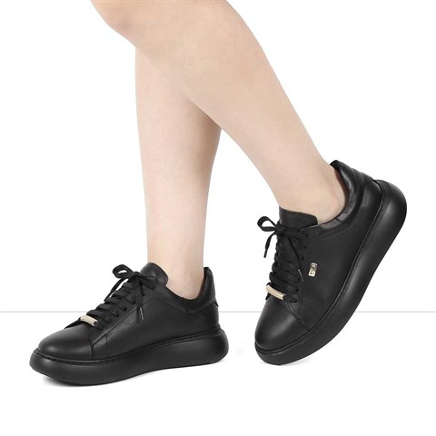 Kadın Siyah Bağcıklı Kalın Tabanlı Deri Sneaker