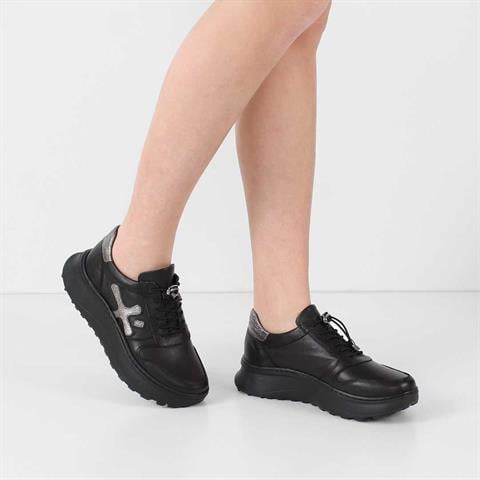 Kadın Siyah Bağcıklı Kalın Tabanlı Deri Sneaker