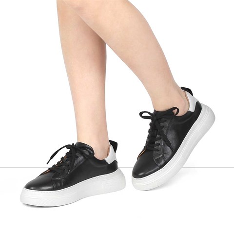 Kadın Siyah Bağcıklı Kalın Tabanlı Deri Sneaker