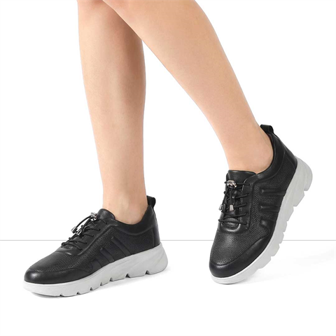 Kadın Siyah Bağcıklı Kalın Tabanlı Deri Sneaker
