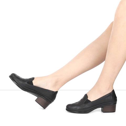 Kadın Siyah Baskılı Topuklu Deri Klasik Ayakkabı