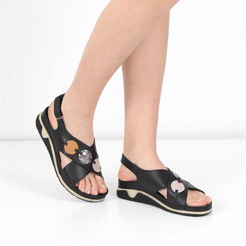 Kadın Siyah Bilekten Bantlı Deri Sandalet