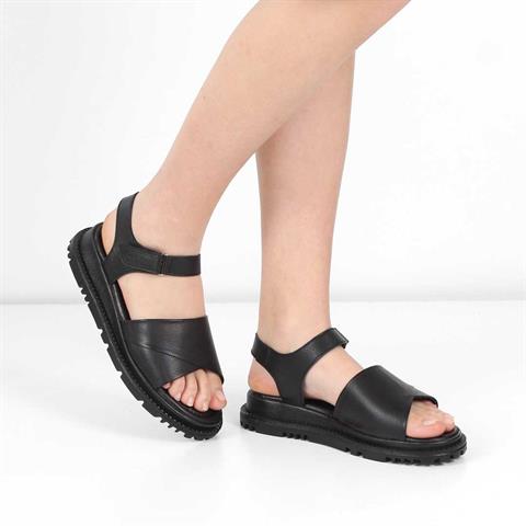 Kadın Siyah Bilekten Cırt Cırtlı Deri Sandalet