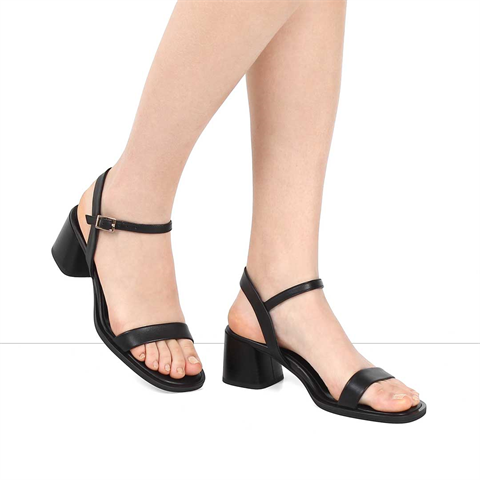 Kadın Siyah Bilekten Tokalı Deri Sandalet