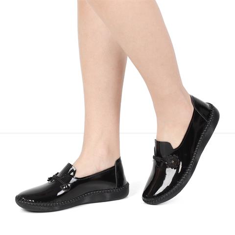 Kadın Siyah Çiçek Detaylı Rugan Deri Ayakkabı